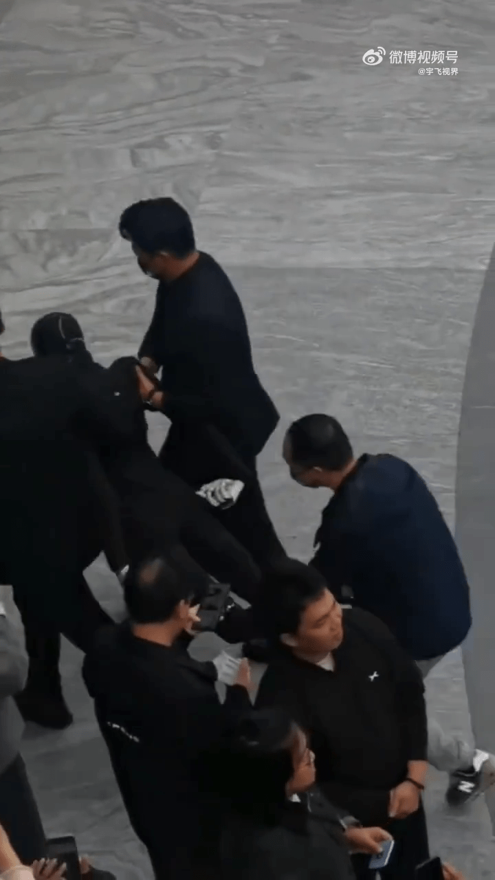 小鵬人形機械人首秀摔趴,要由工作人員抬走。 小鵬人形機械人首秀摔趴,要由工作人員抬走。