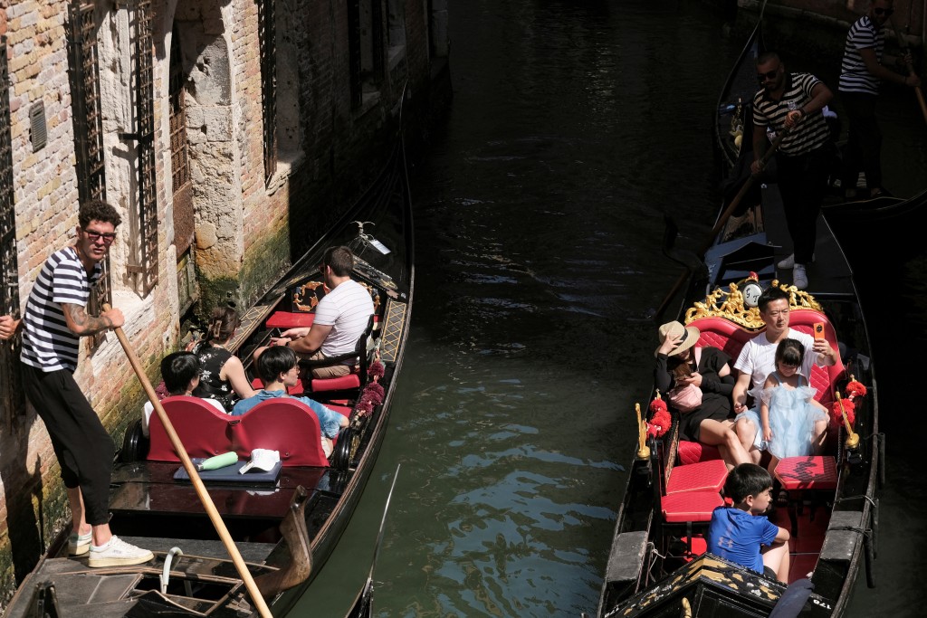 反对人士指游客导致城市过于拥挤，连水路也充满游客。（路透社）