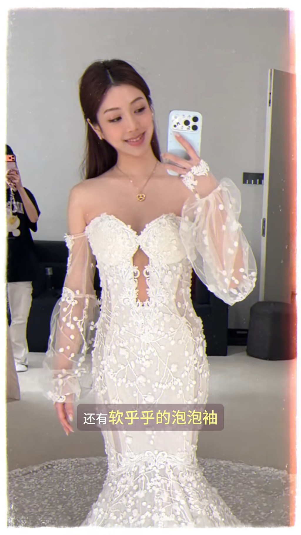 潘藝桐試了不同款式的婚紗。
