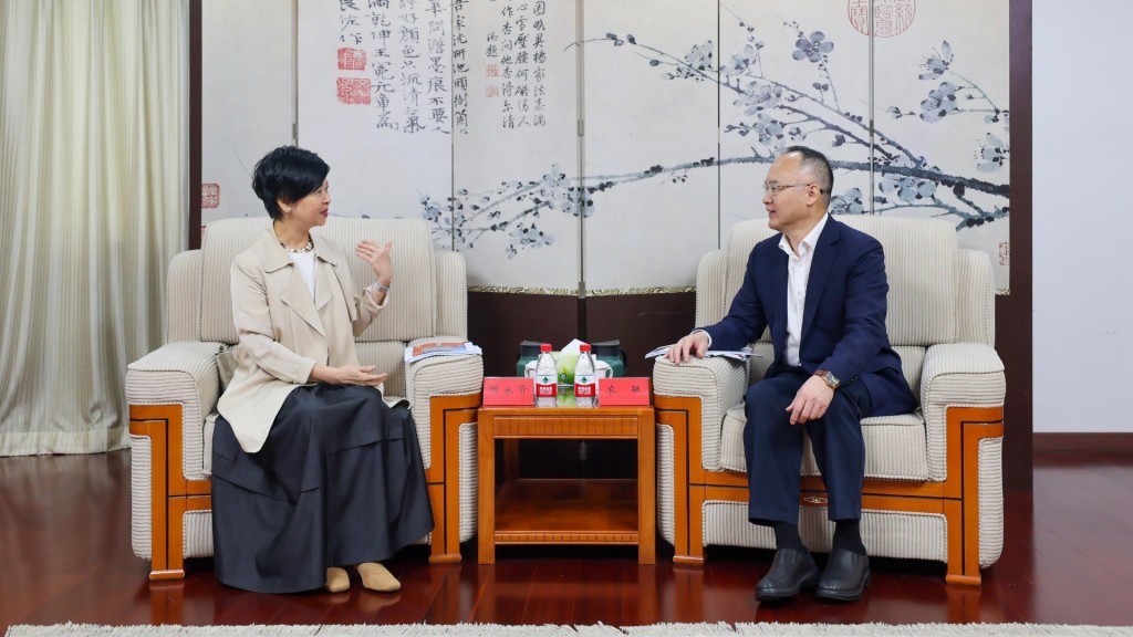 何永賢（左）昨日在北京拜訪國務院港澳事務辦公室副主任農融（右），匯報房屋局的工作。政府新聞處