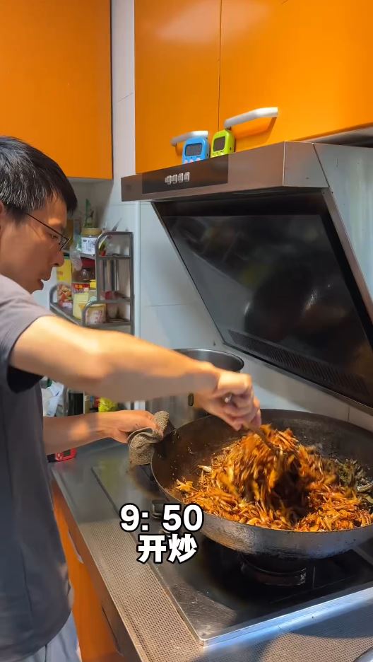 文雅9歲女吃家中賣剩泡麵影片，令網民肯定檔主的食物衛生無添加劑。抖音＠小明和雅雅