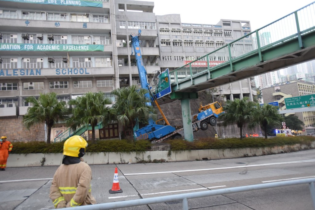 吊臂車車頭被升起。