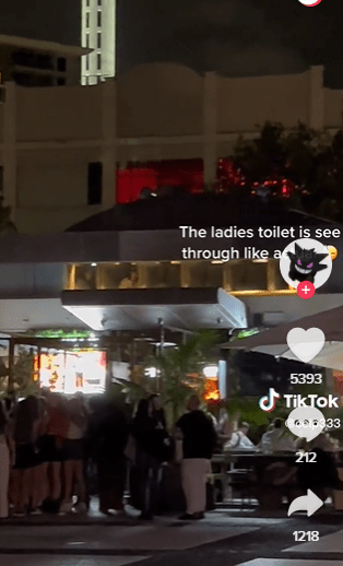 纽西兰酒吧「总部」因为透明女厕被骂爆。(截图自Twiiter）