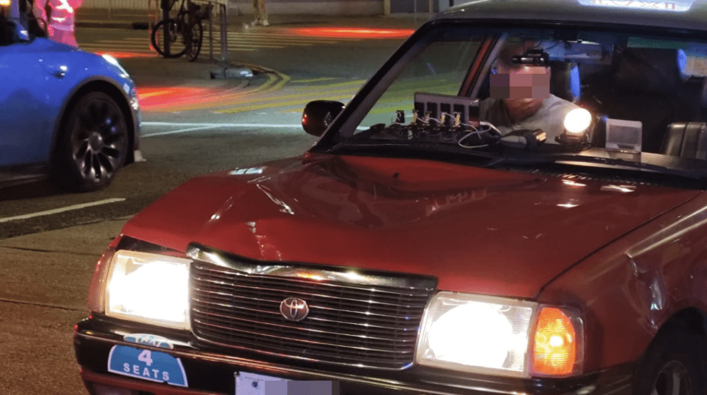 涉事的士停在路中，警員向司機了解事發經過。網上圖片