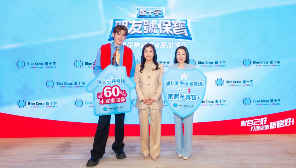 蓝十字首席执行官谢佩兰（中）、蓝十字首席市场总监周小斐（右）及艺人洪助升