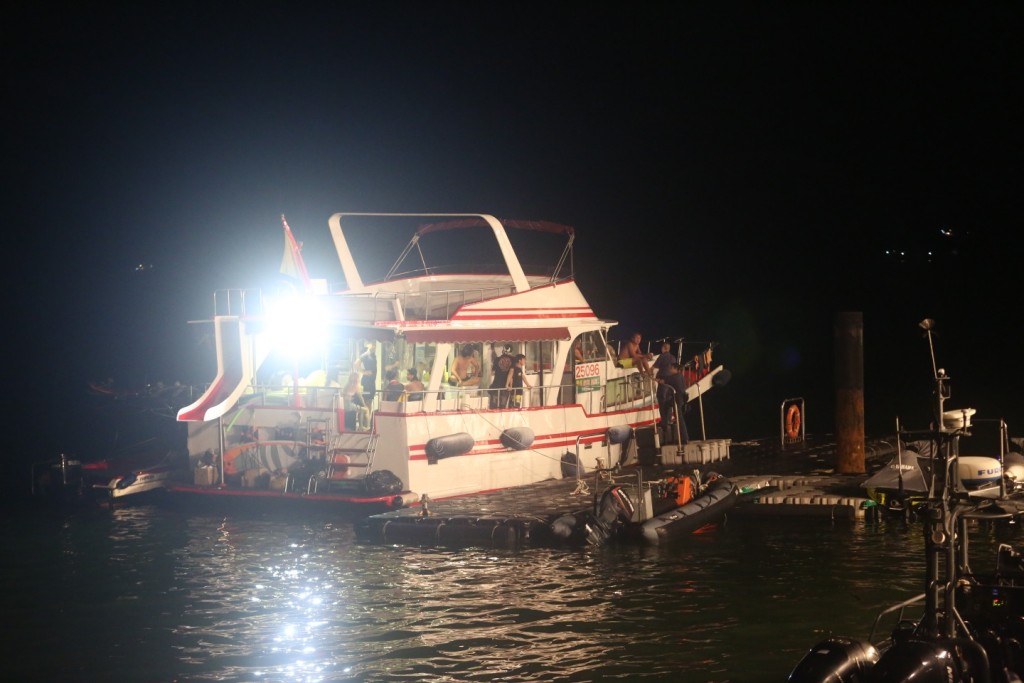 涉事游艇现时停泊在对面海水警基本协助调查。