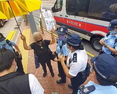 「王婆婆」昨日下午被警方帶上警車。高登討論區FB影片截圖