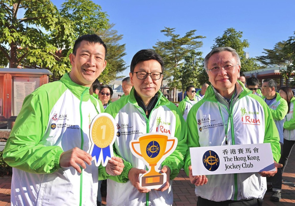 勞工及福利局局長孫玉菡（中）、馬會董事羅啟華（右）及東華三院「共融大使」蘇樺偉（左）合照。馬會提供圖片