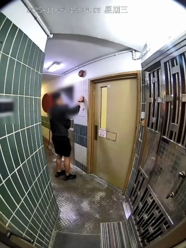 一名身穿黑衣的男子用硬物敲打火警鐘。threads@acs.90325i片段截圖