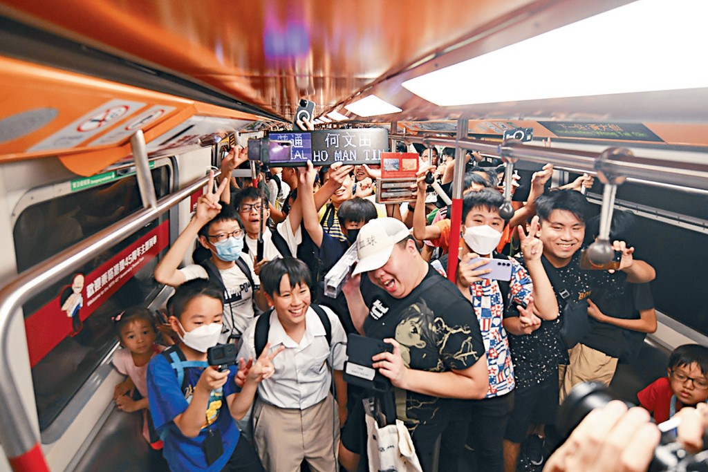 有鐵路迷帶備燈牌及珍藏列車模型登上主題列車,車廂內氣氛熱烈。