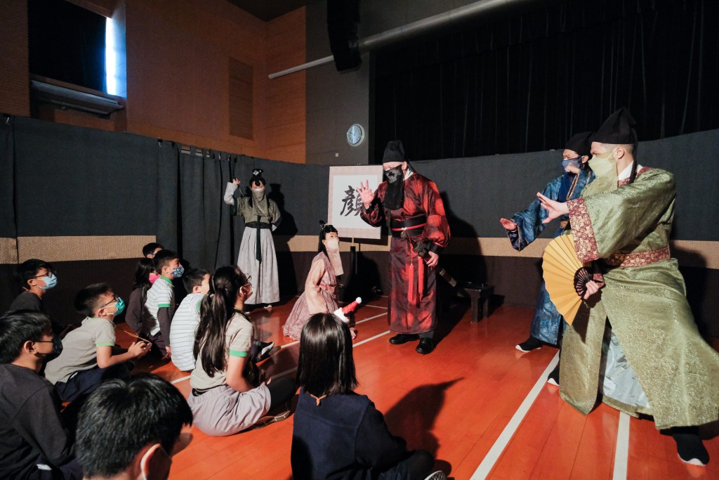 「教育剧场」让学生从角色扮演中学习古诗意境和历史，提升学习中文的兴趣。 剧团提供