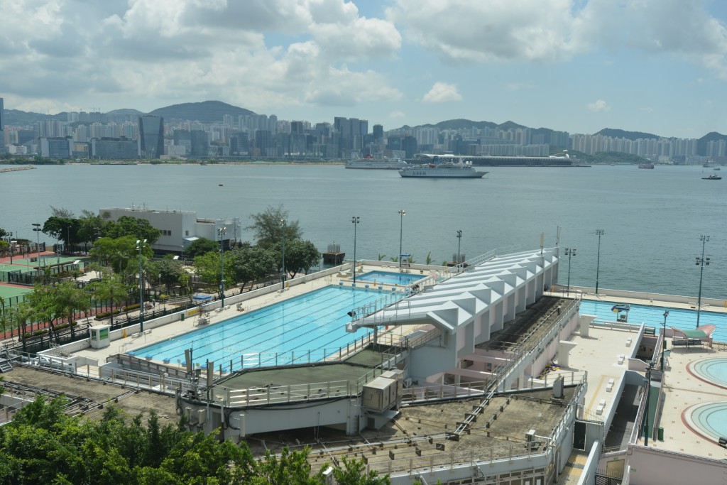 被譽為「全港取靚景泳池」之一的大環山游泳池，150度維港景。