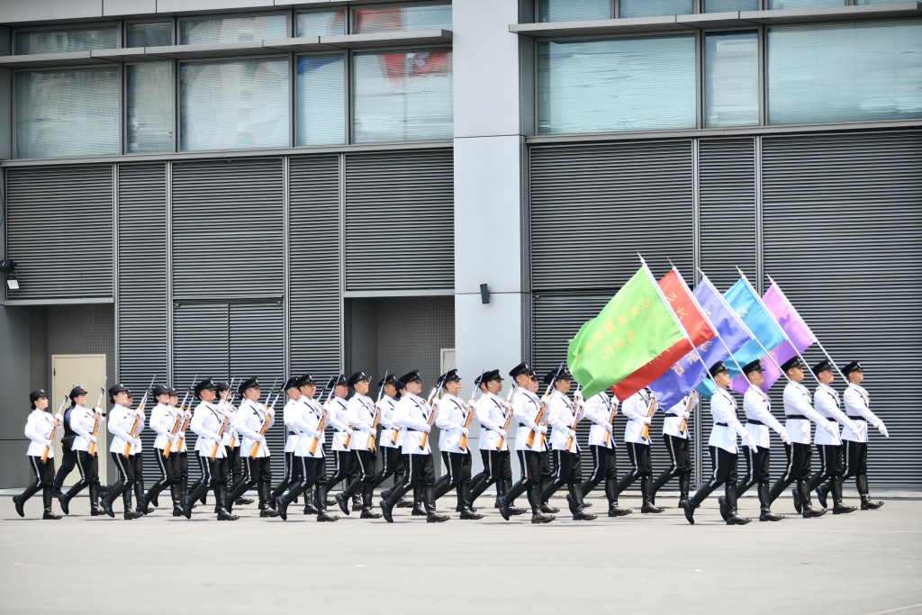 入境處護旗方隊以中式步操進場，升國旗、奏國歌。盧江球攝