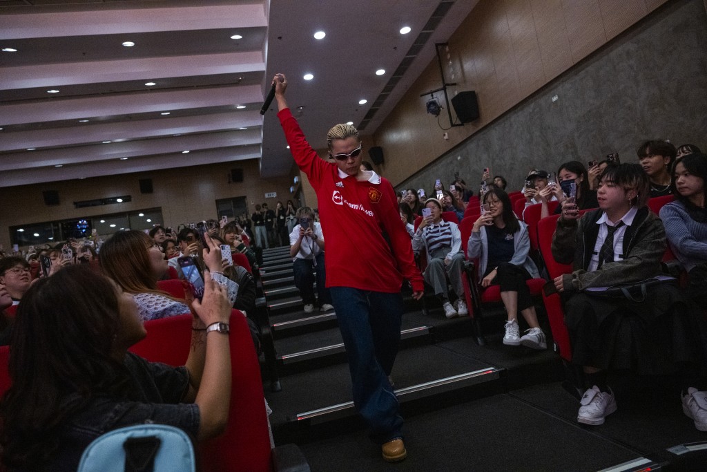 湯令山好受學生歡迎。