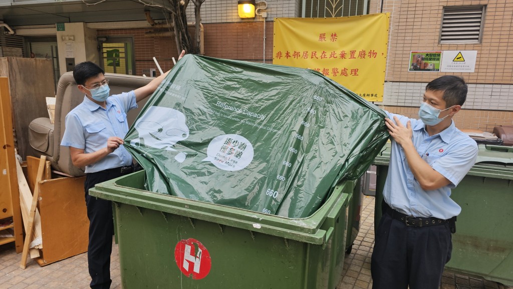 環保署現時剩餘的指定垃圾袋主要是大容量款式。資料圖片