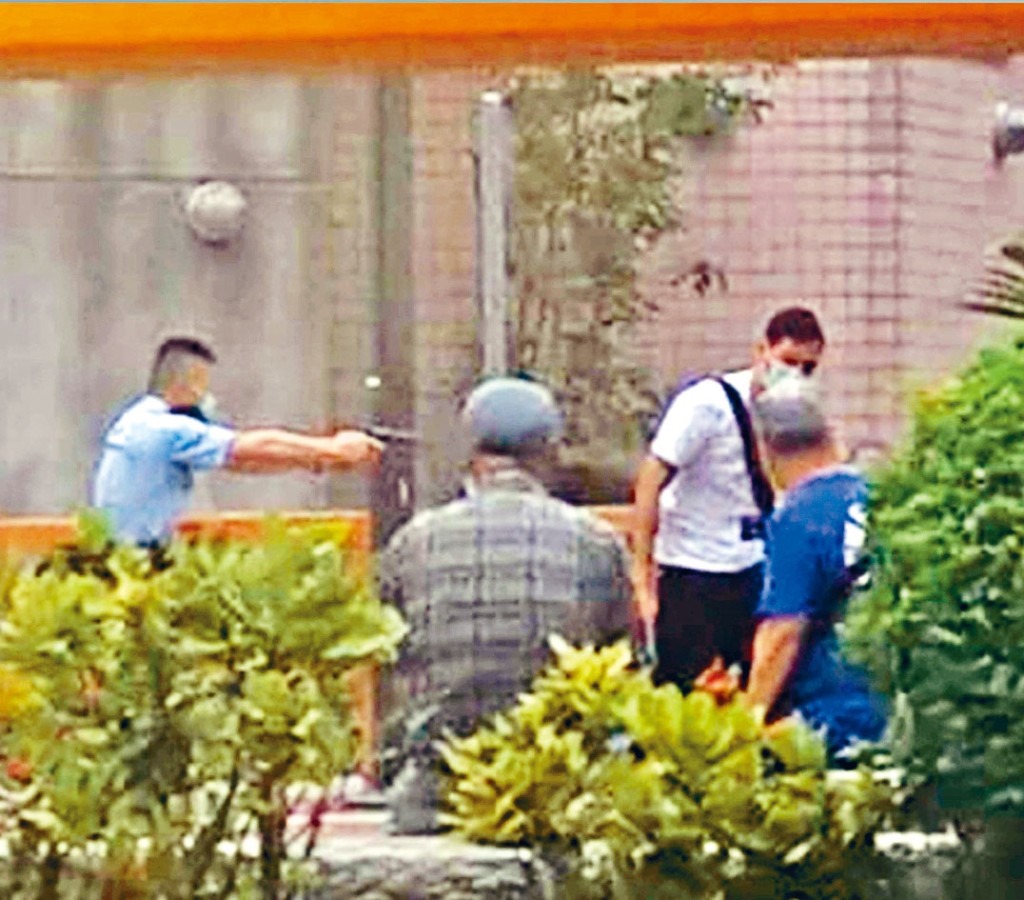 ■警員擎槍指向揮舞玻璃樽碎片的婦人,並將其制服帶署。