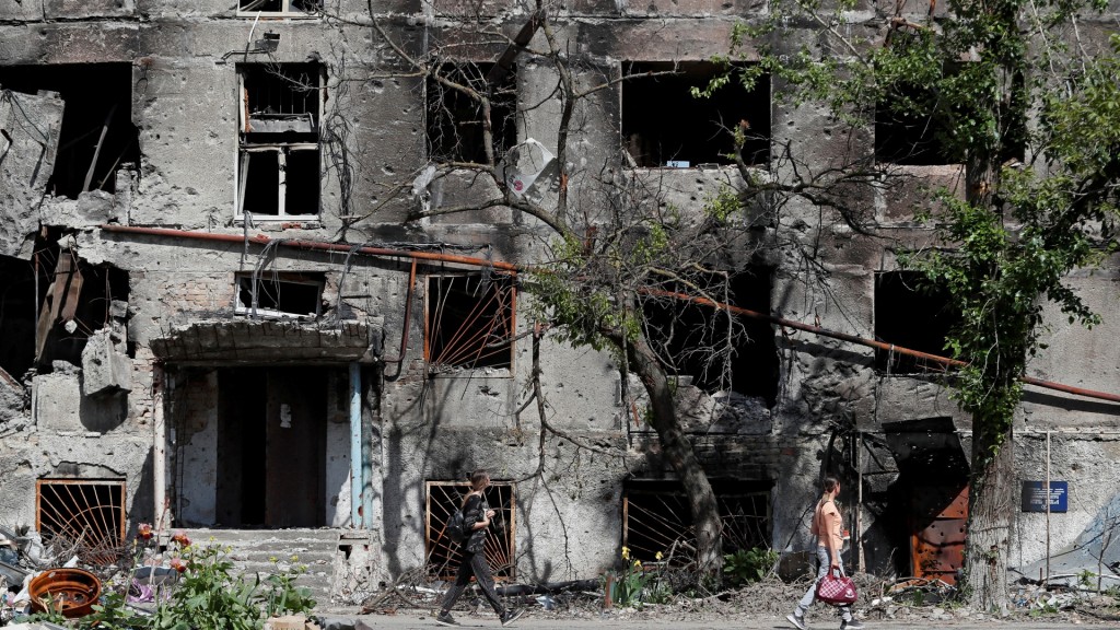 馬里烏波爾市估計有1300幢大廈受俄軍破壞。REUTERS