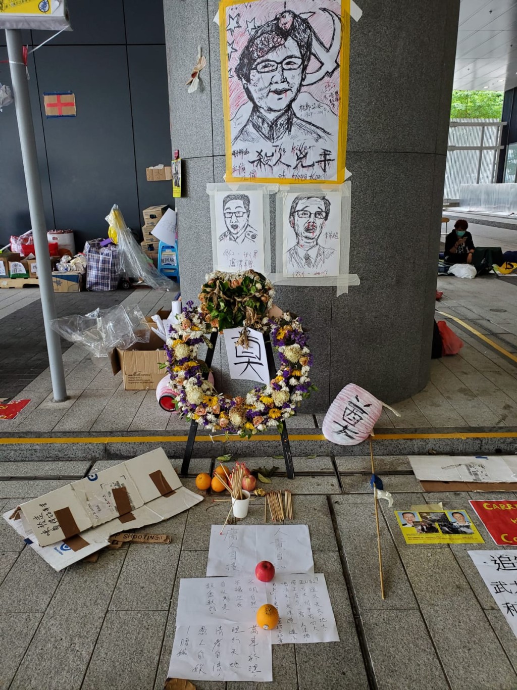 立法會外仍有少量示威者留守。
