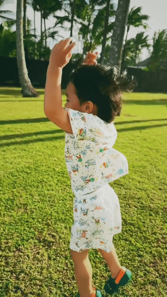 周柏豪2岁半的囝囝跳跳扎，充满活力。