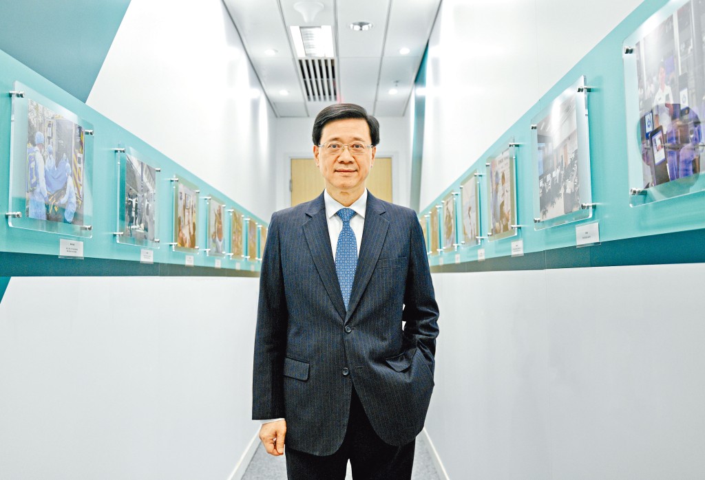 新任特首李家超曾出任保安局局長，成功打破入境處壟斷傳統。