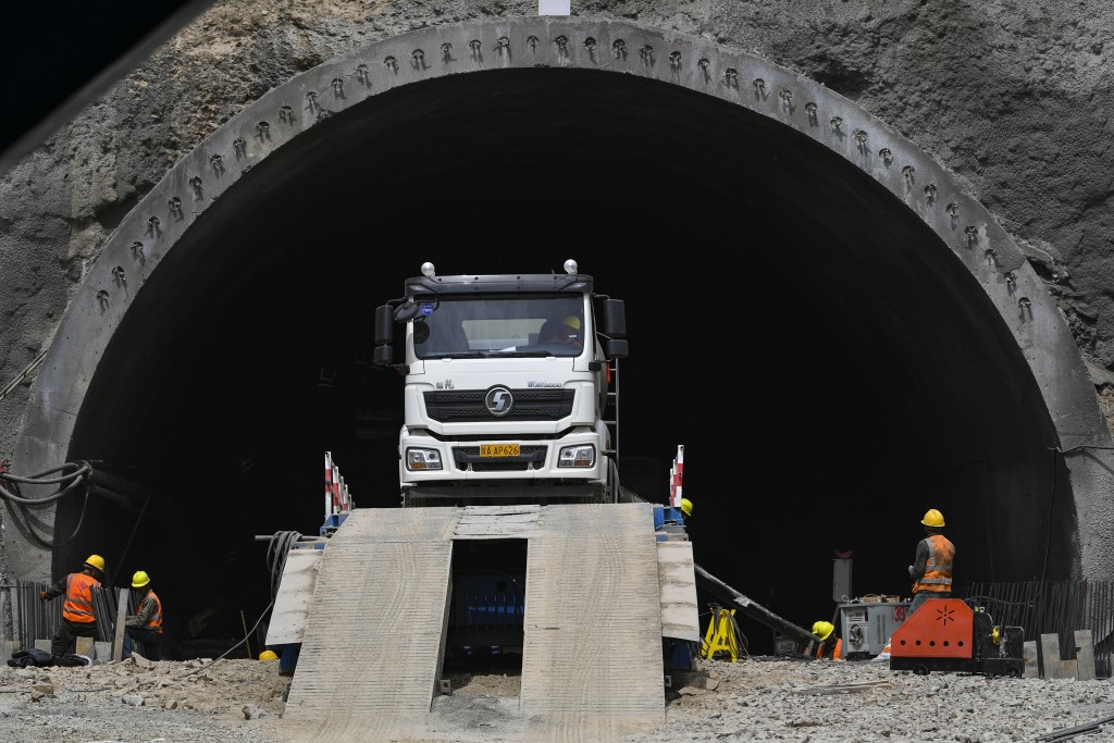 新疆天山勝利隧道出口段施工現場。新華社