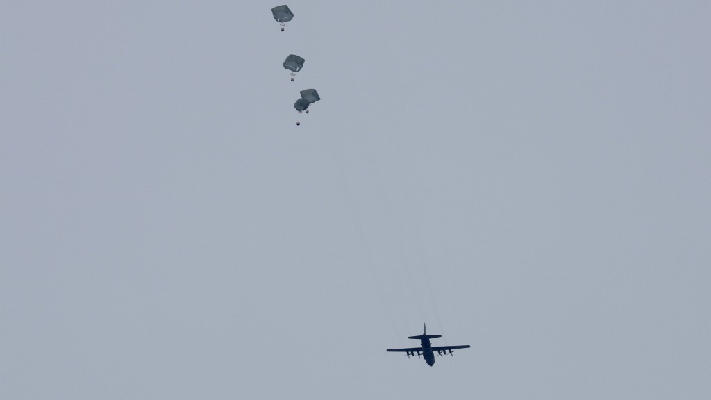 飛機向加沙地帶空投救援物資。 路透社