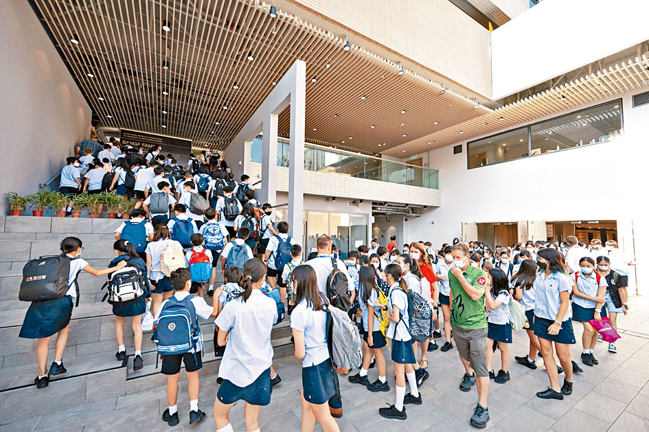 英基港島中學原址重建的校舍昨正式啟用，有家長投訴校方要求不搭校巴的學生「留堂」。