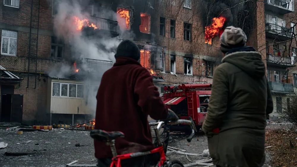 在烏克蘭頓涅茨克地區的巴赫穆特，當地居民在俄羅斯砲擊後看著他們燃燒的公寓。AP