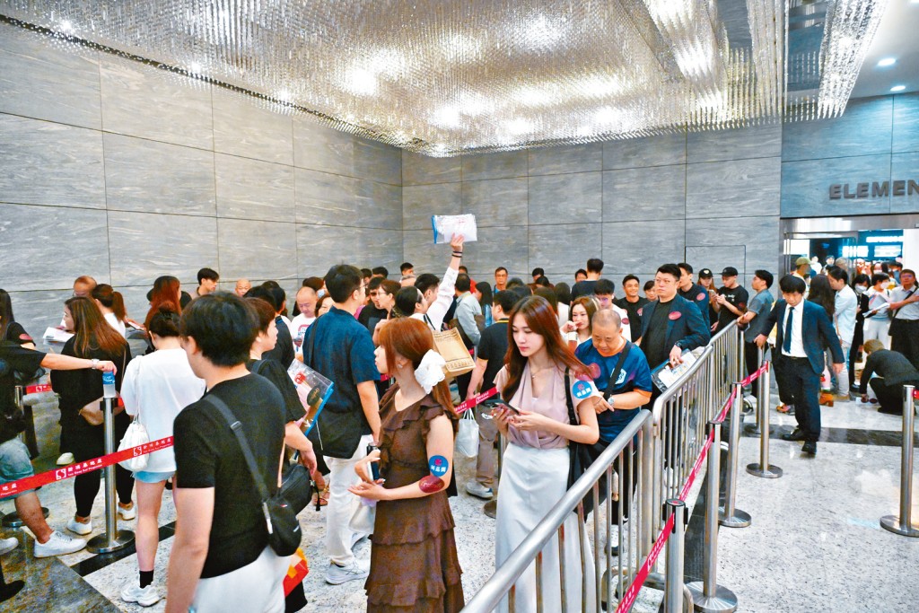 發展商重新加快推盤步伐，帶動一手市場交投加快，上半月暫錄逾383宗成交，較上月同期增加約76%。