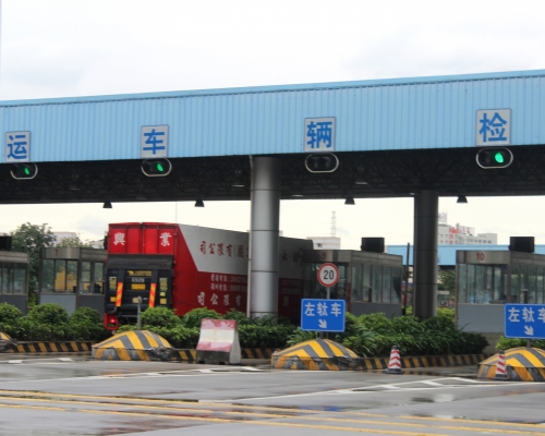 現時正在運作的跨境貨運車司機由現時的1.2萬人減至不足8千人。資料圖片