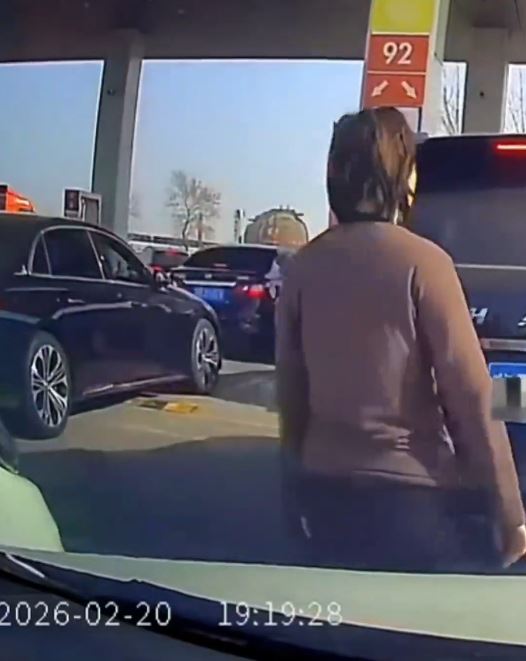 江蘇女化身人肉路障瞓車頭，為自家汽車打尖入油。