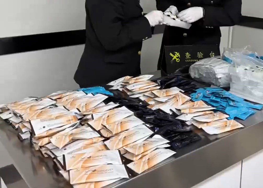 女子过关罗湖口岸被截，身上遭揭藏大量保健品。海关发布