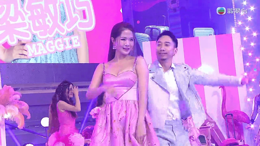 驕人上圍跟着拍子晃動,好養眼! 驕人上圍跟着拍子晃動,好養眼!