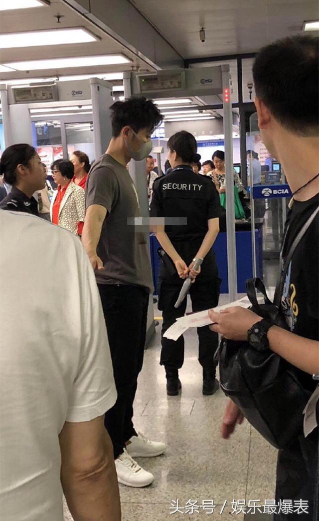 李晨昨日獨自現身首都機場。