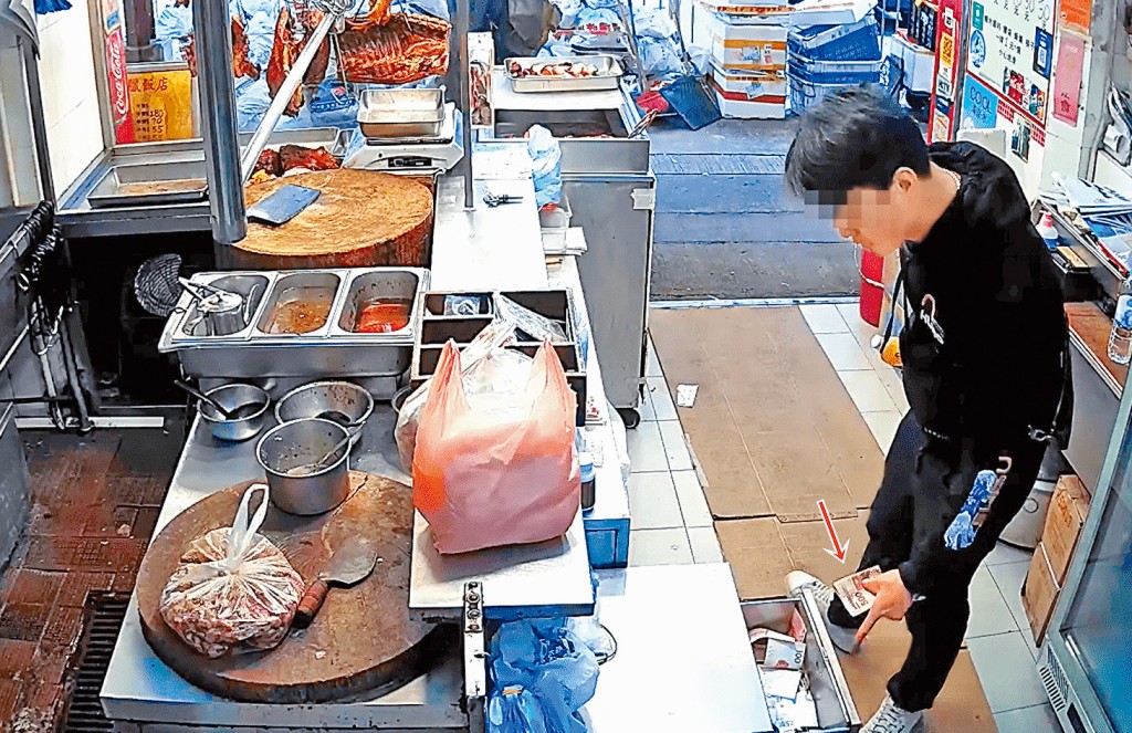 燒臘店「天眼」拍攝到賊人拉開抽屜取走鈔票。