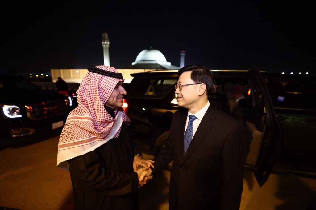 李家超獲沙特阿拉伯投資部副大臣Badr AlBadr在機場迎接。（李家超fb圖片）