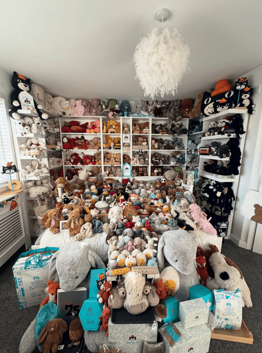 Hope Roberts的睡房變了Jellycat「博物館」。Hope Roberts社交平台 Hope Roberts的睡房變了Jellycat「博物館」。Hope Roberts社交平台