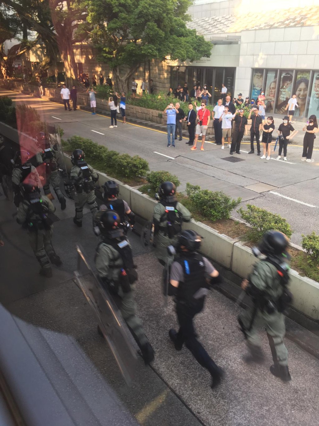 防暴警察驅散示威者。