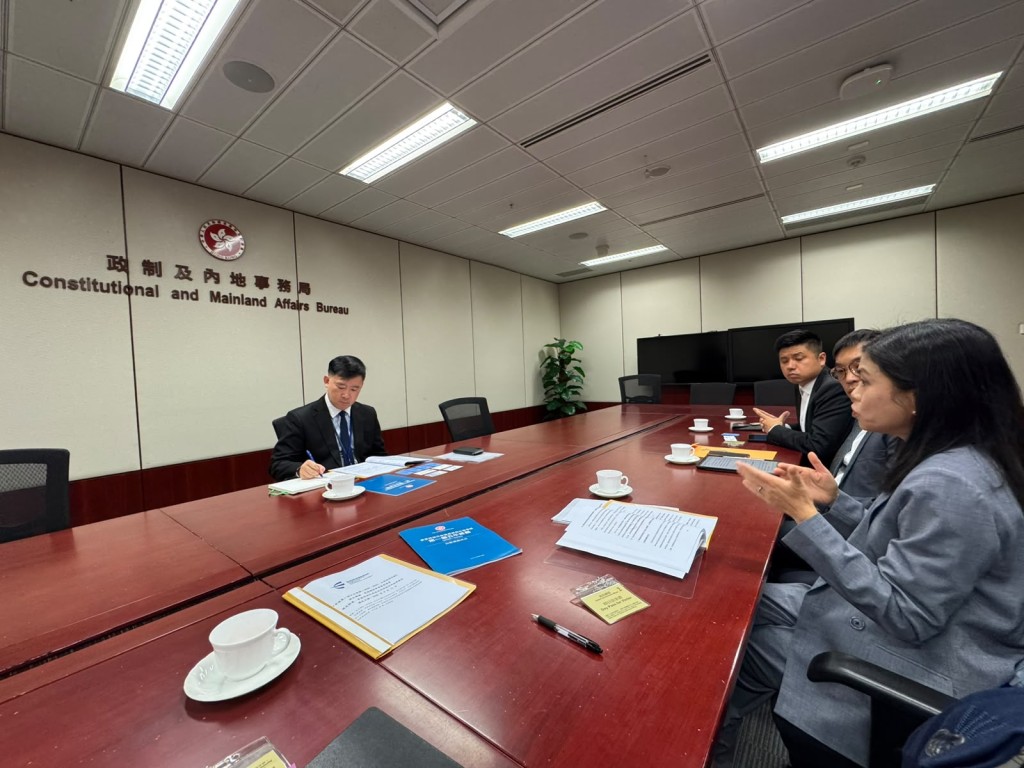 香港領航專業發展協會會長吳敏華與胡健民副局長積極交流協會內專業人士的意見。 香港領航專業發展協會會長吳敏華與胡健民副局長積極交流協會內專業人士的意見。