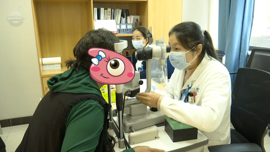 醫生用顯微鏡給患者檢查時，看到了觸目驚心的一幕。