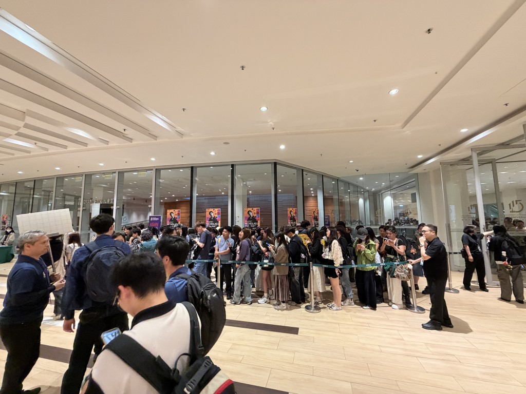 大批拥有门票的观众未够六时已经在门外排队等候入场。