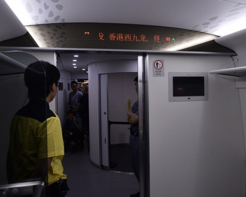 有報道指，高鐵列車試行廣州南站至西九龍站，全程要1小時18分，比港府宣稱的多半小時。資料圖片