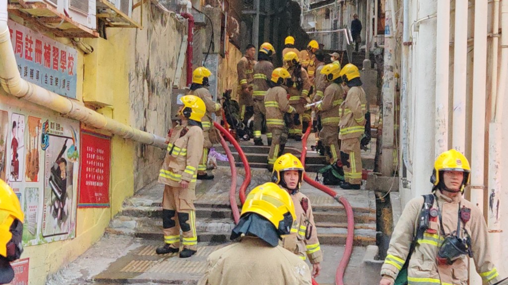 消防接報到場，出動一喉及一煙帽隊灌救。蔡楚輝攝