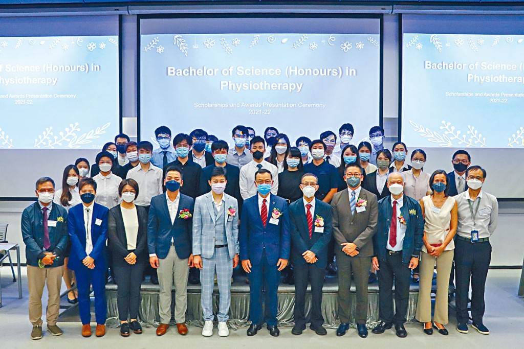 明專早前向十八名物理治療學一年級學生頒發入學獎學金，得獎學生有機會獲得全數學費減免。