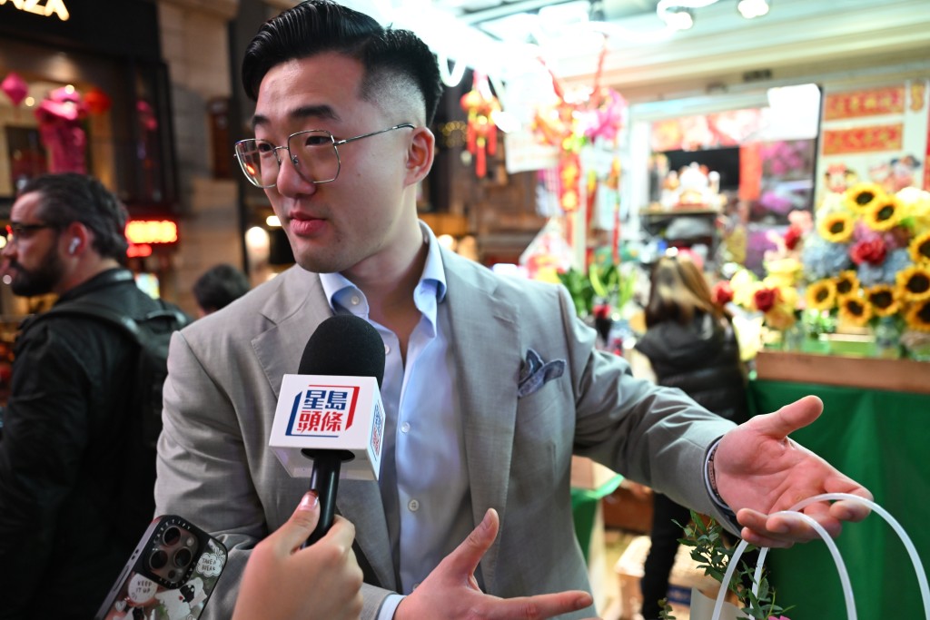 在中环区附近上班刘先生，花费500元自选一紥鲜花，为“博红颜一笑”。刘骏轩摄