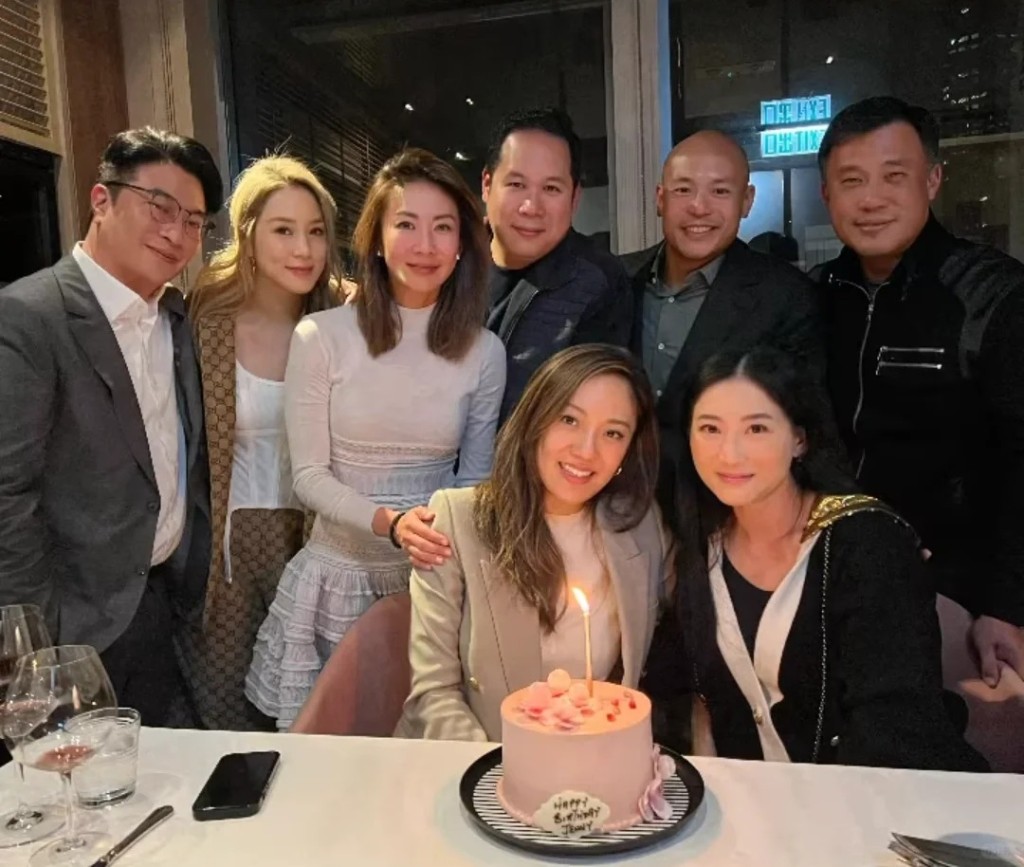 日前在網上流傳一張相，徐子淇和丈夫李家誠合體，為周啟邦新抱黃泳霖（Jenny）慶祝生日。