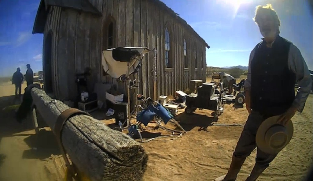 艾力寶雲2021年拍攝西部片《Rust》時，持「道具槍」射擊導致42歲攝影指導賀勤茲身亡， AP