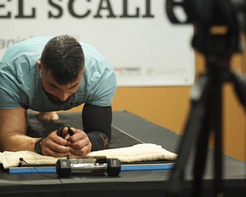 斯卡利希望借此让世人关注与他一样深受这项痛症困扰的病人。互联网图片