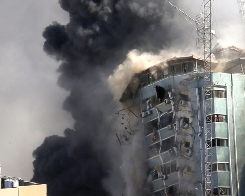 有多間新聞機構辦公室在內的大樓被炸毀。AP 