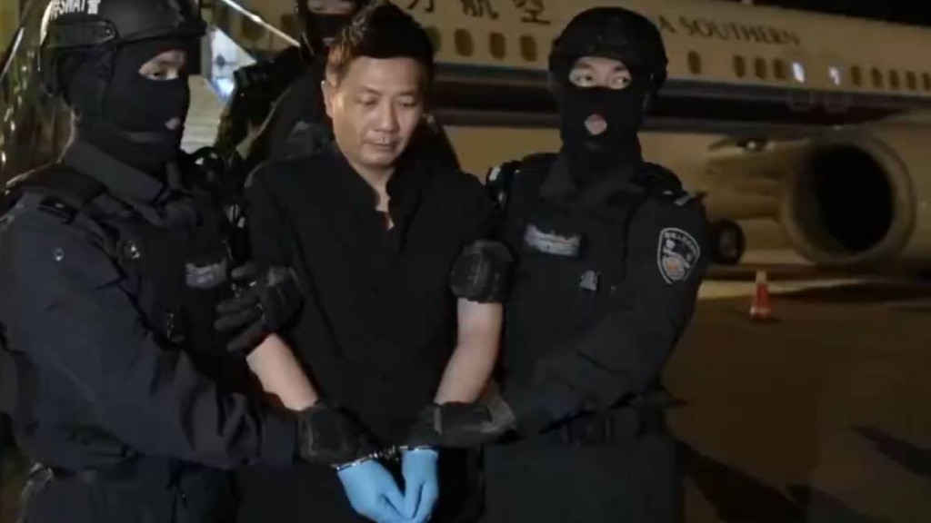 柬埔寨僑領劉忍押返中國。央視截圖
